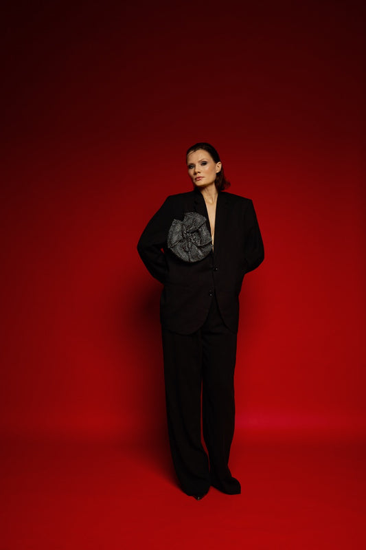 Брошка - велика сяюча квітка